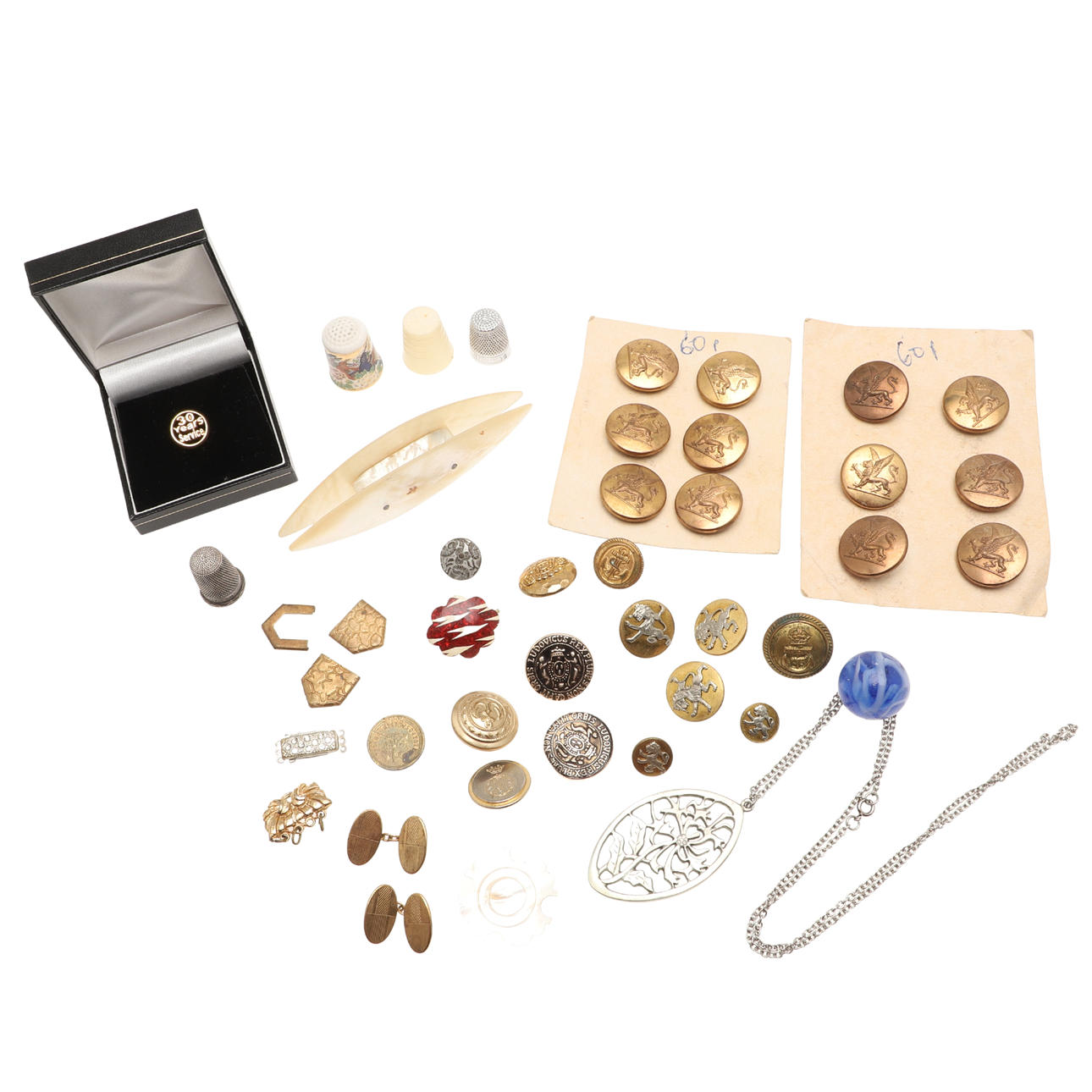 EN 9CT GULDSTIFT, EN SILVER FINGERBORG, KNAPPAR ETC.