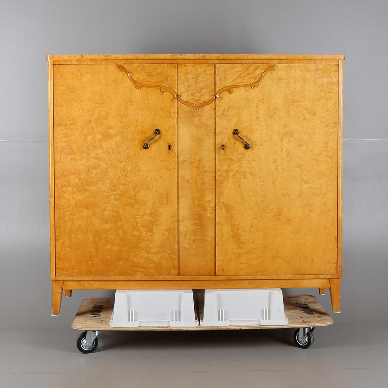 LINNESKÅP, trä, 1900-talets senare hälft.