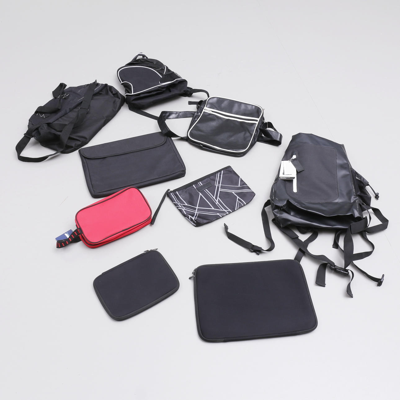 VÄSKOR, NECESSÄRER samt LAPTOP-FODRAL, 9 delar.