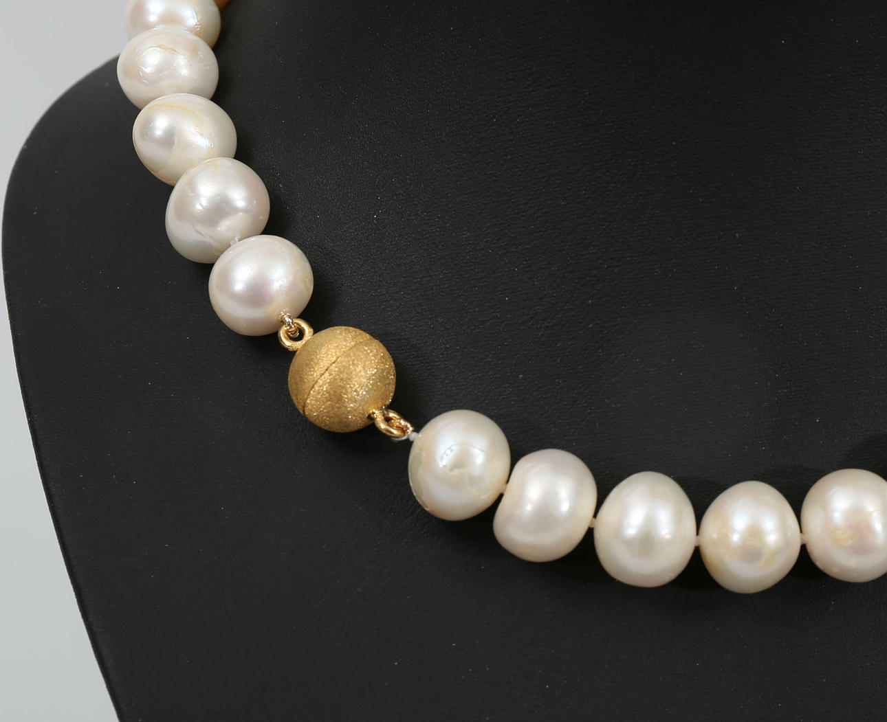 COLLIER, odlade vita sötvattenspärlor, 11-12 mm, kulformat magnetlås i förgyllt sterlingsilver..