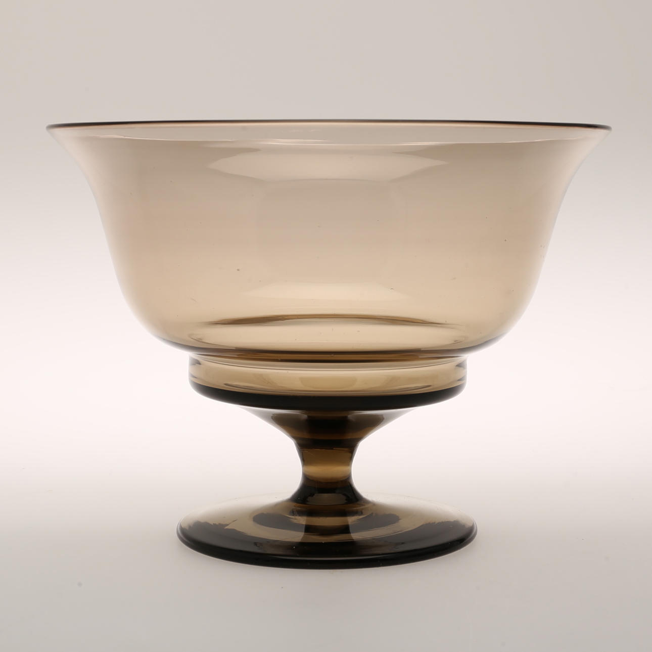 SKÅLAR på fot, 3 stycken bruntonat glas, Sandviks Glasbruk.