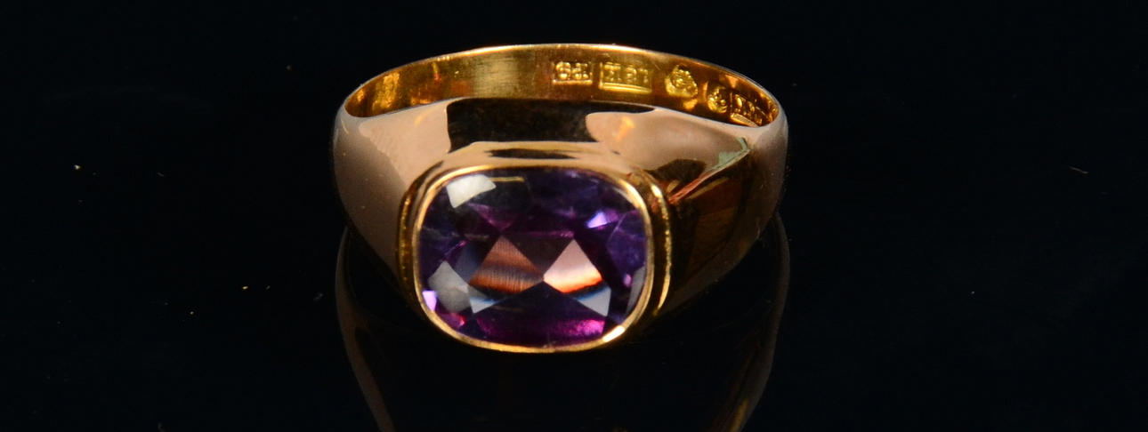 Ring, 18k guld med slipad lila sten, Alton, 1965.