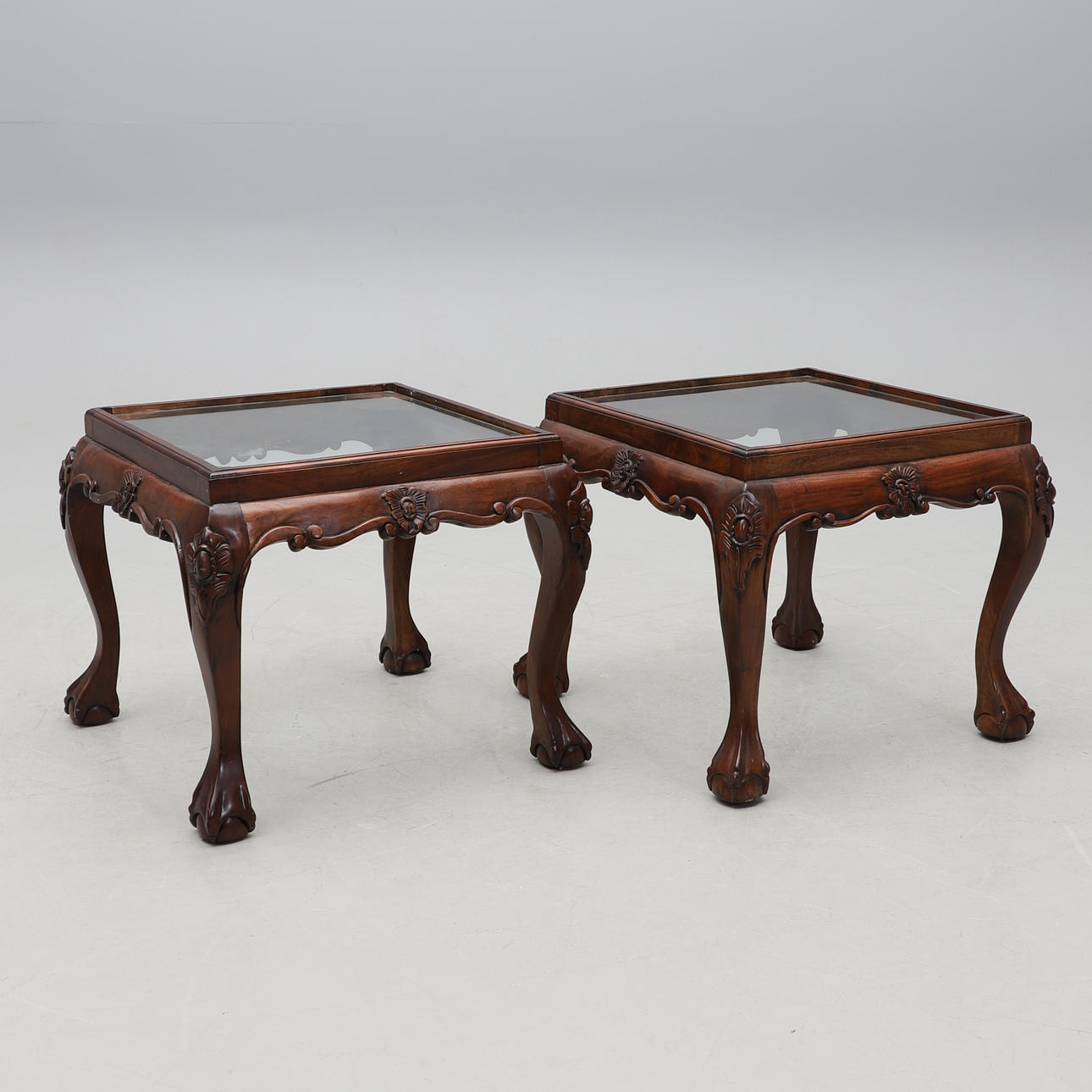 Sivupöydän pari, leikattu sisustus.