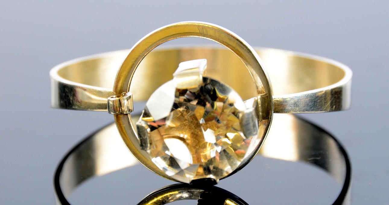 ARMRING MED STÖRRE VIT STEN, silver.