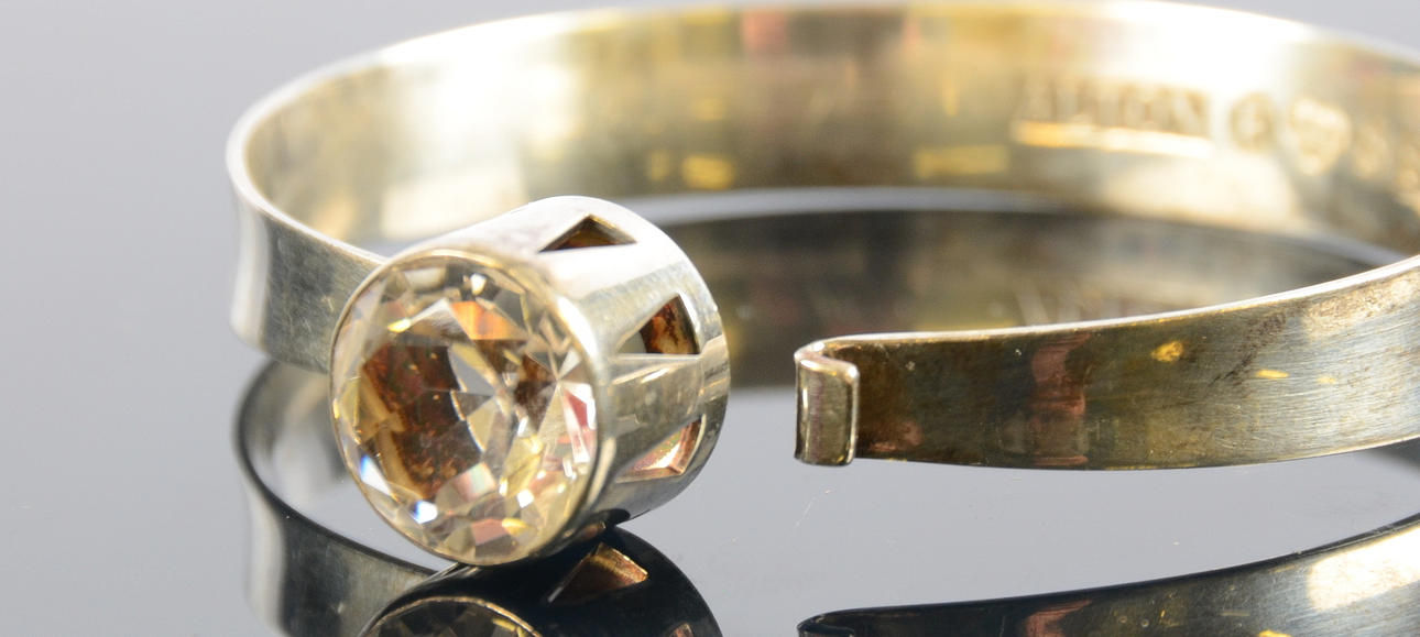 ARMRING MED VIT STEN, sterlingsilver,Pege för Alton, 1968.