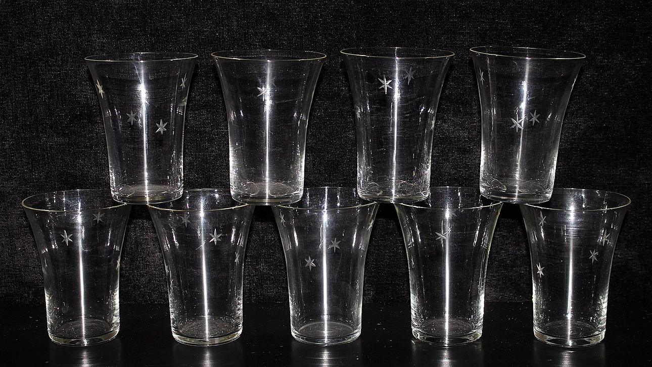 GLAS, 9 st, stjärnslipade.