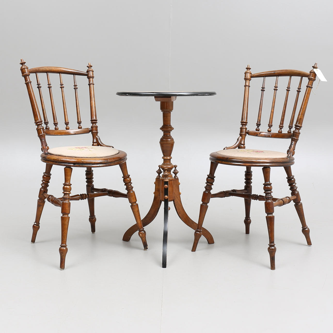 STOLAR, ett par, samt PELARBORD, 1900-tal.