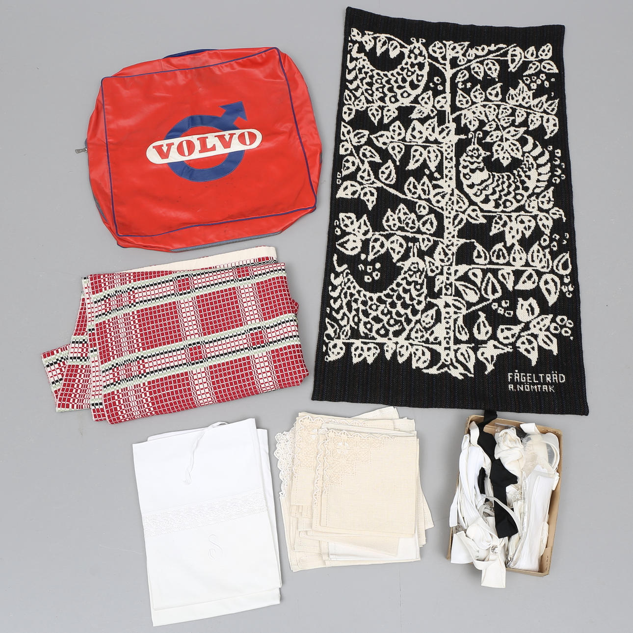 PARTI TEXTILIER; väggbonad Anne Nömtak, broderade servetter m.m.