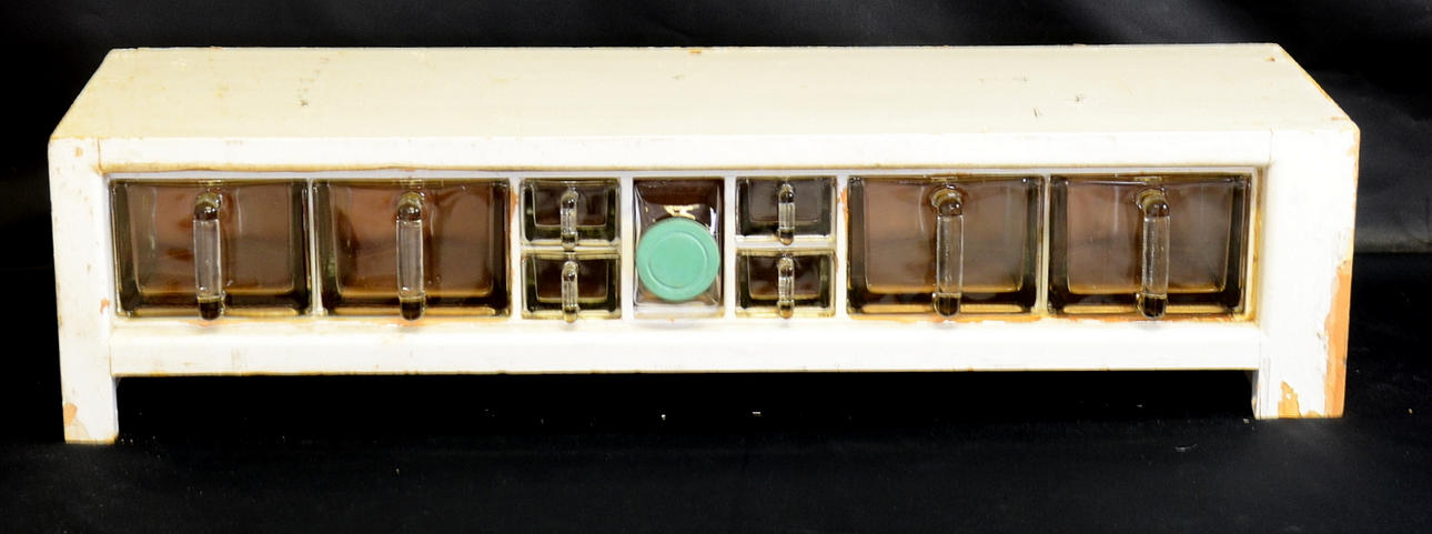 KRYDDHYLLA, trä med glasskeppor, "Ideal", Stockholm, 1950-tal.