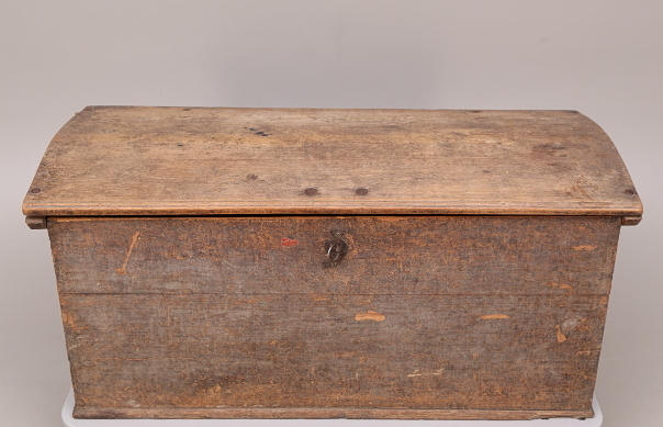 KISTA, trä, järnbeslag, 1800-tal, blåmålad invändigt.