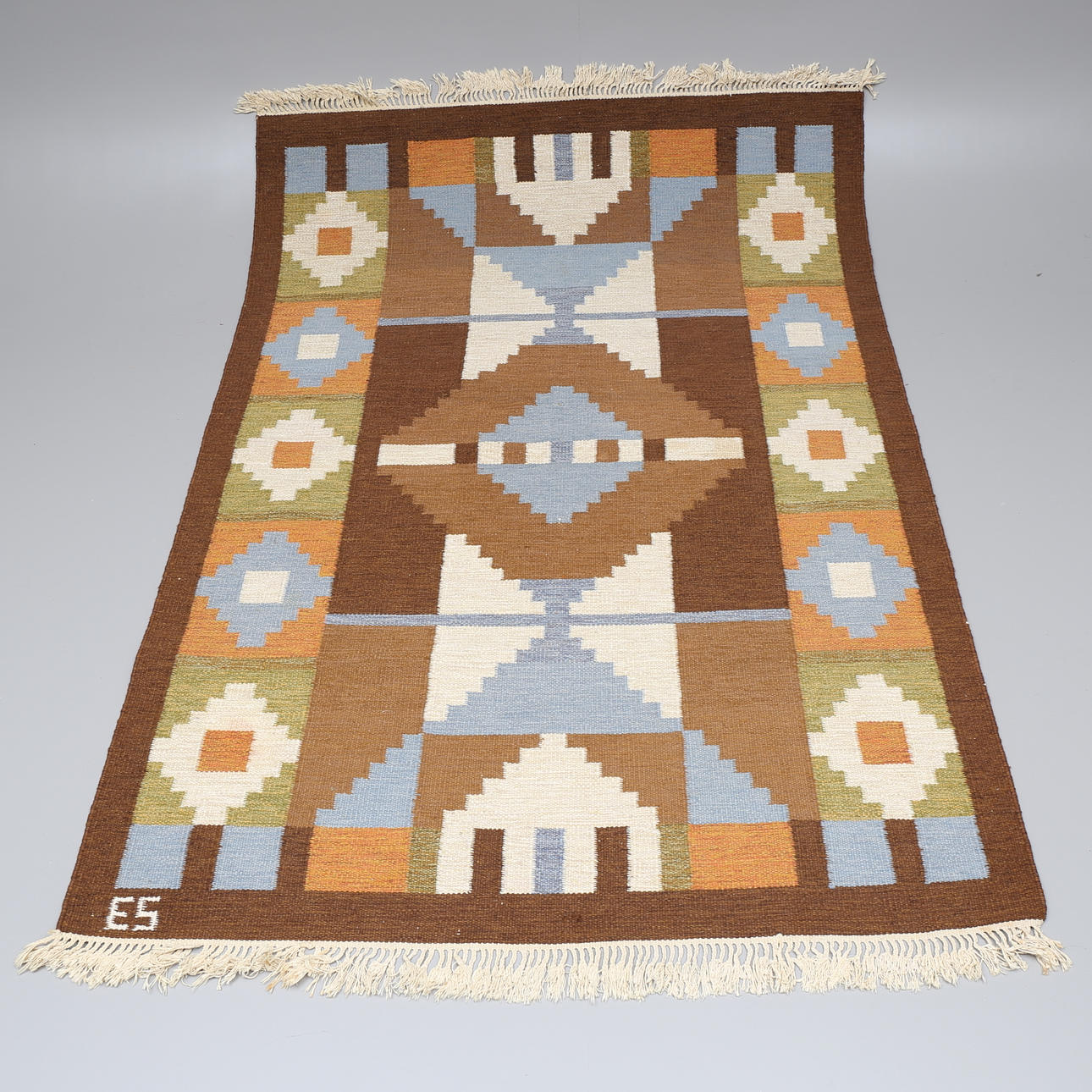 MATTA, röllakan, signerad ES, 236 x 170 cm.