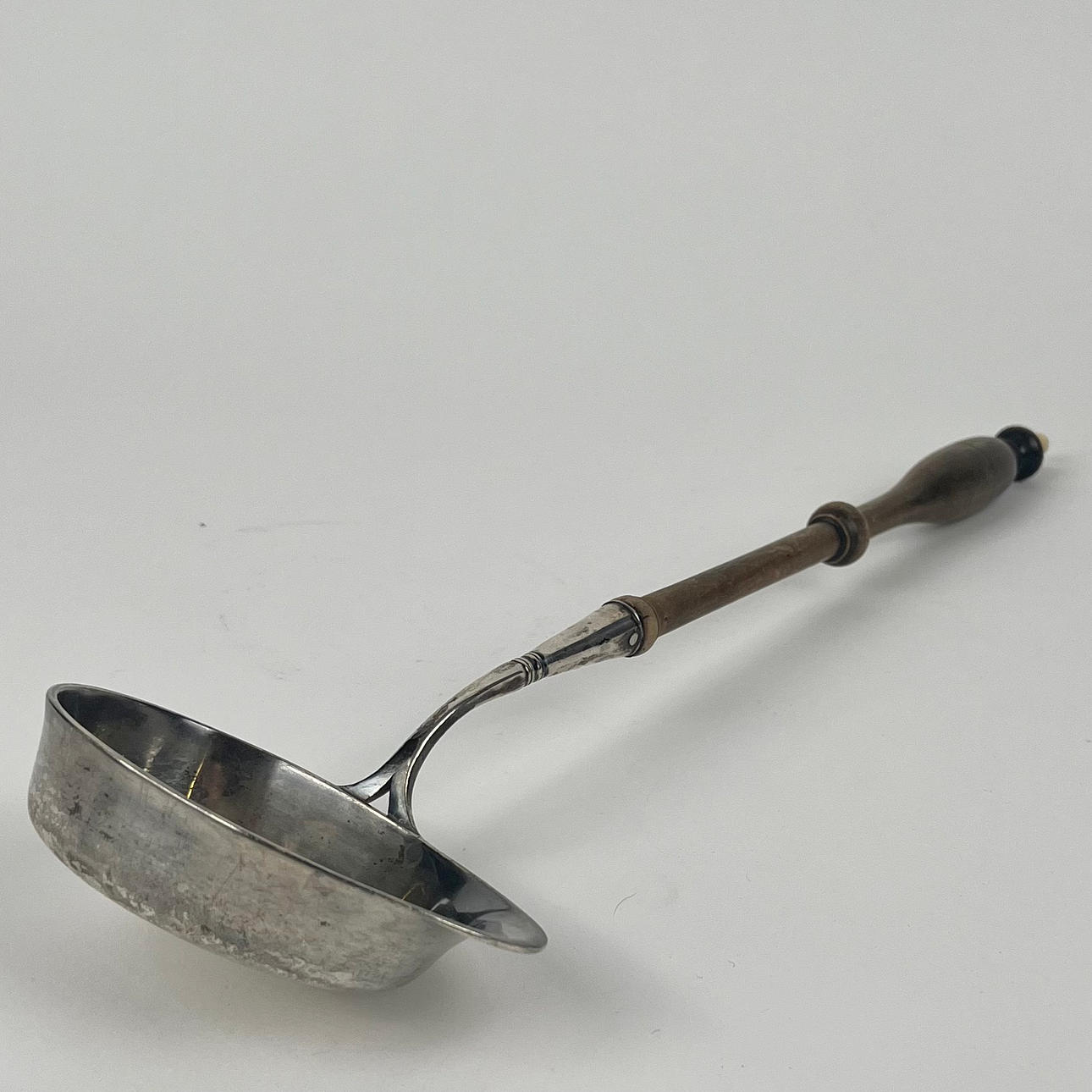 Suppenkelle aus Holz und Silber, 1824.