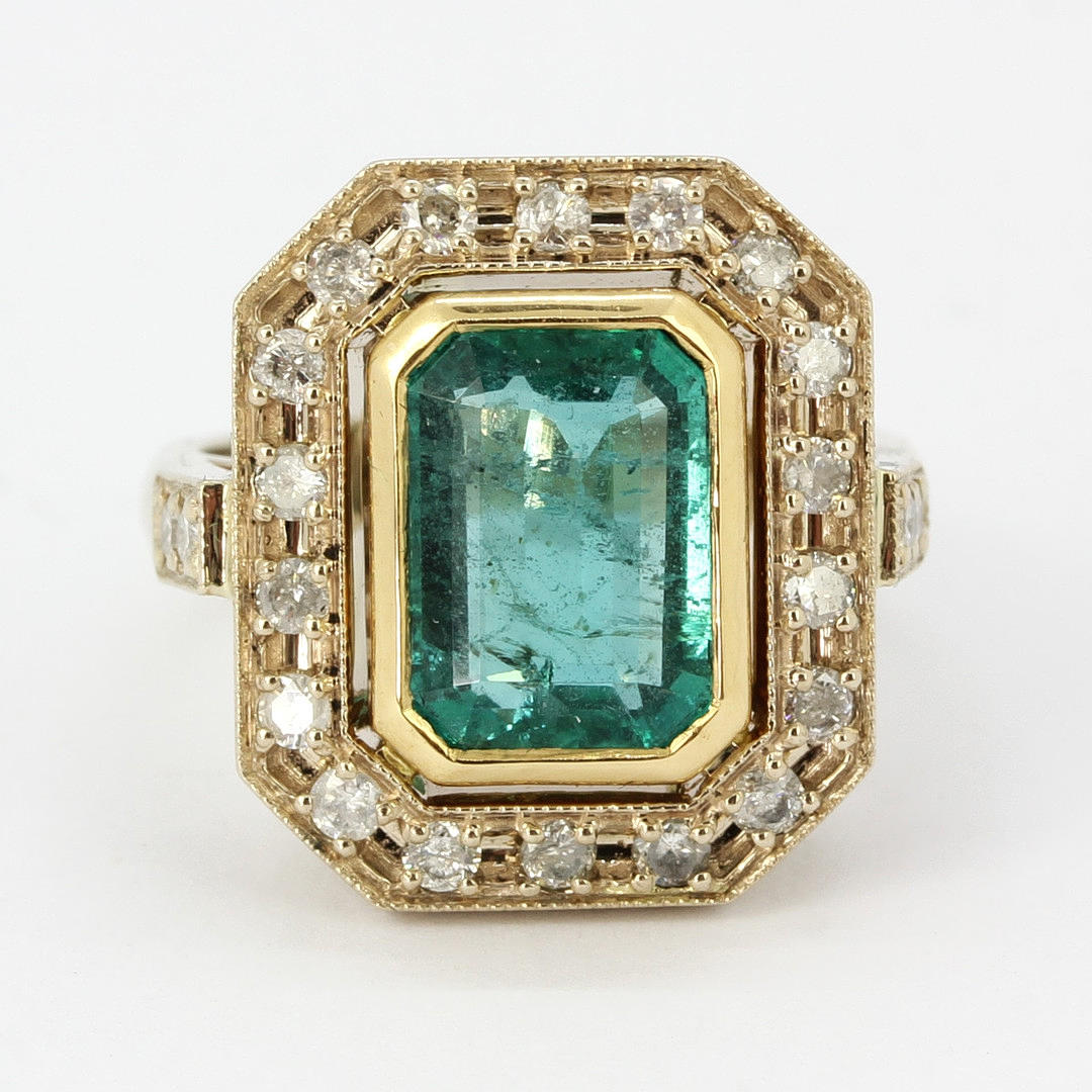 RING MIT 8 KARAT, SMARAGD UND DIAMANT.