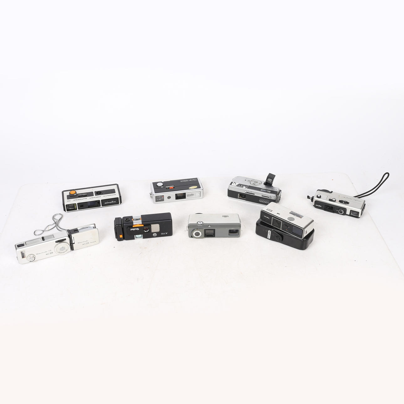 EN SAMLING KOMPAKTA KAMEROR. MINOLTA ETC. (8).