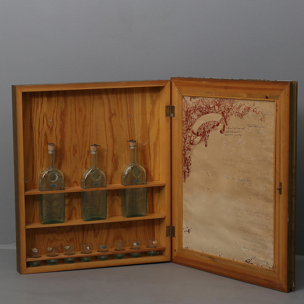 BARSKÅP med 3 flaskor och 8 glas från Stockholms Glasbruk 'Ture Berglund'.