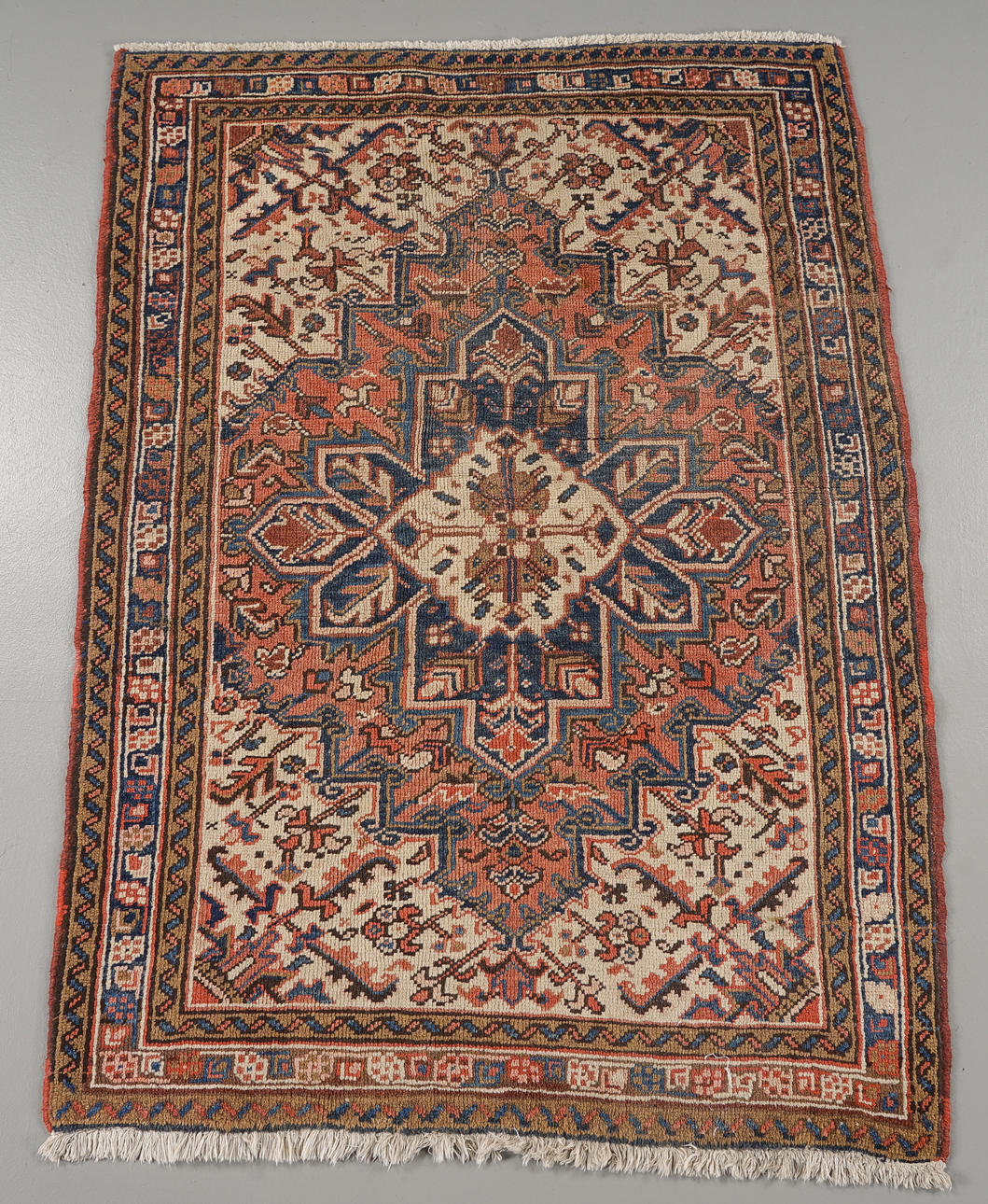 CARPET. Oriental, hand-knotted. 135x102 cm.
