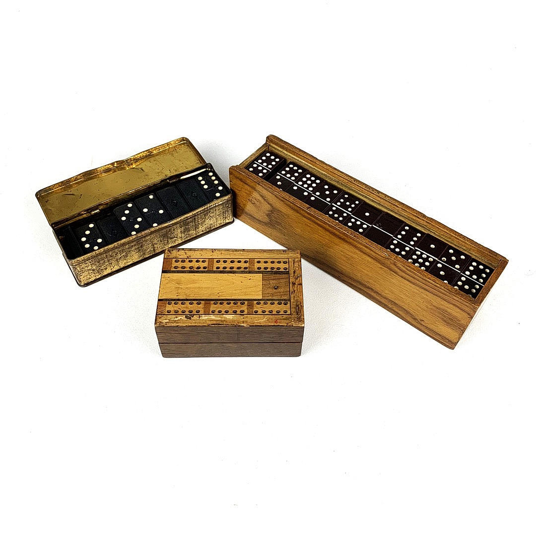 DOMINOS AND CRIBBAGE BOARD.