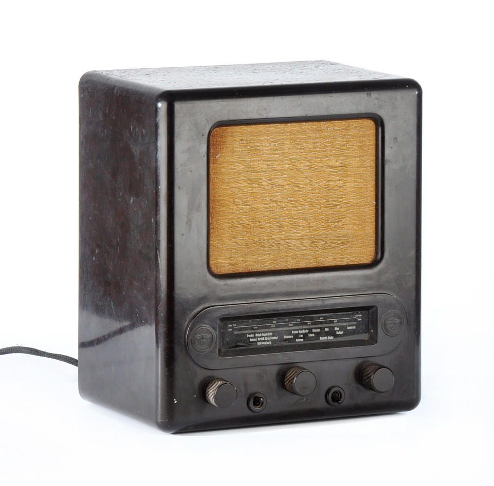 SCHALECO RADIO, VE301 DYN. Folkets mottagare med örn och nationellt emblem, bakelit fall.