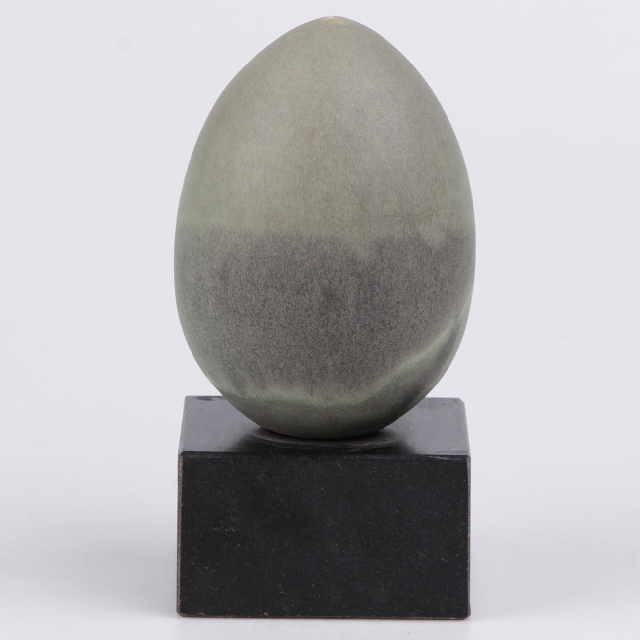 OIDENTIFIERAD KONSTNÄR. Skulptur, sten, ägg på sockel.