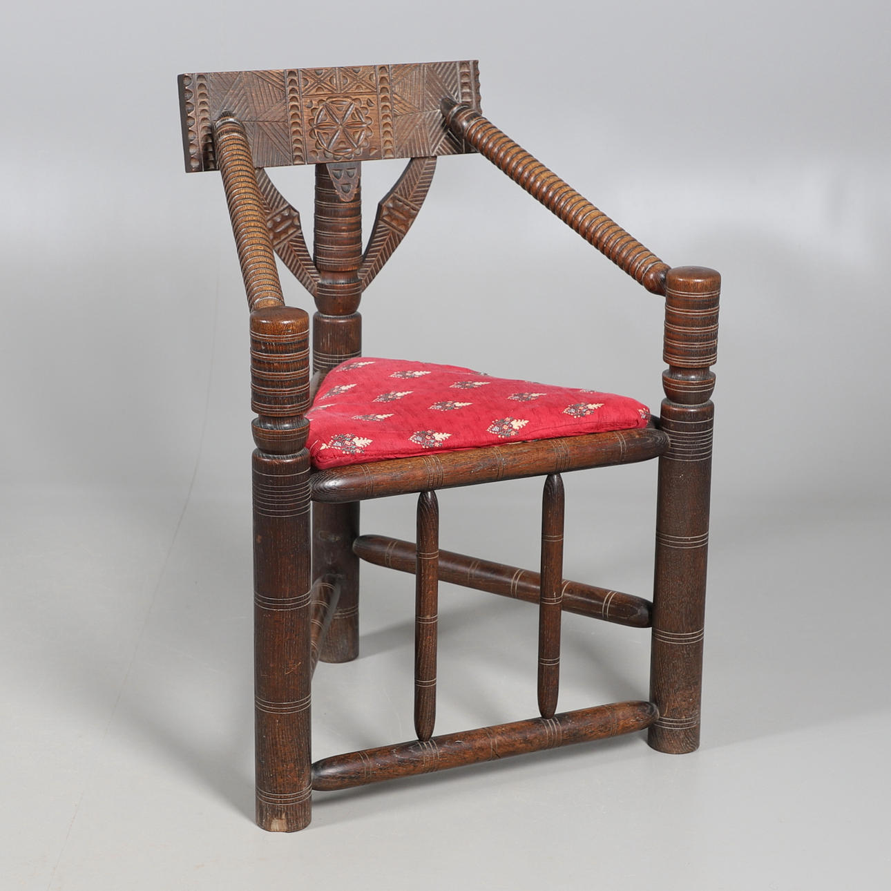 VICTORIANSK UDSKÅRET EGETRÆS' TURNERS 'STOL.