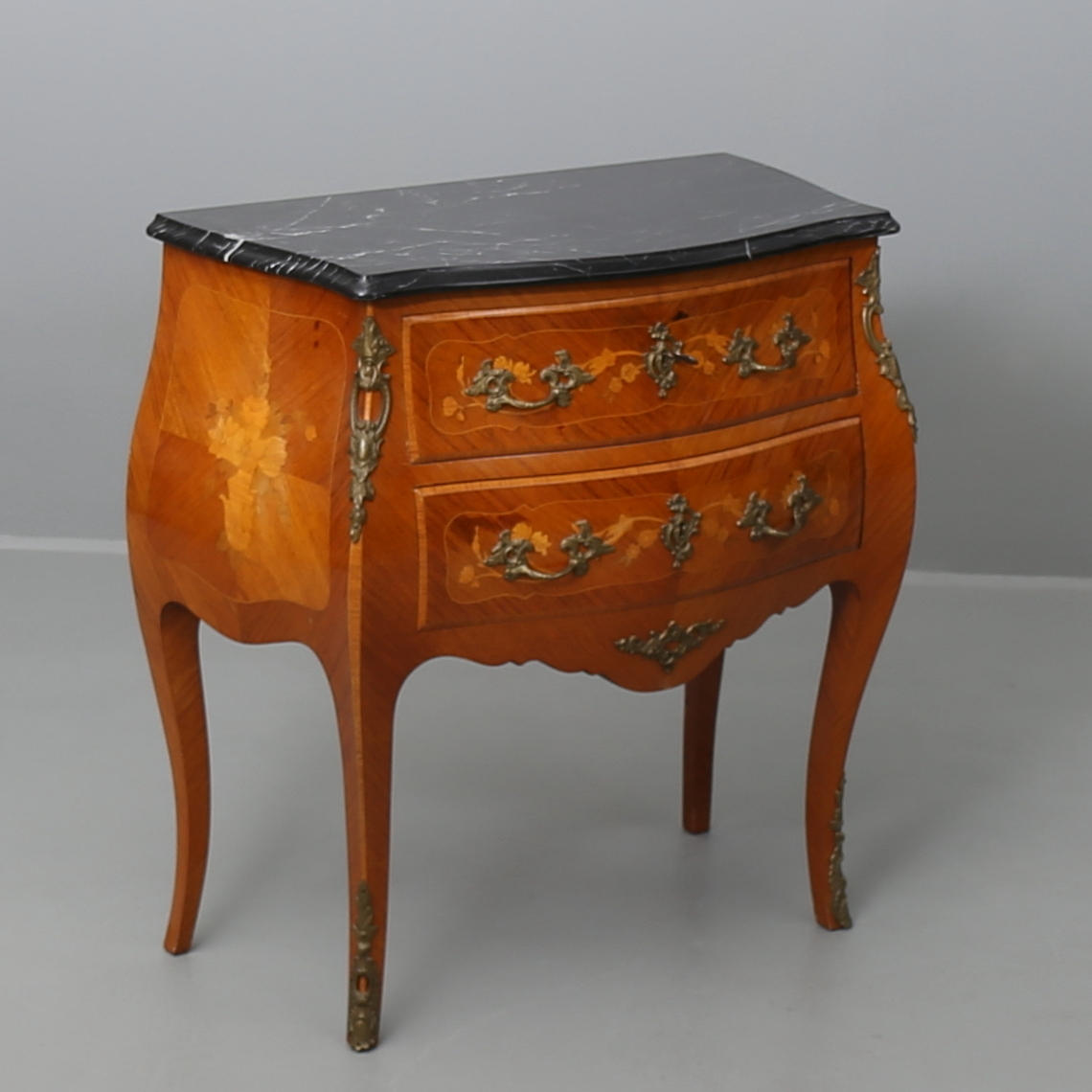 BYRÅ i rokokostil med löstliggande stenskiva, 1900-talets andra hälft.