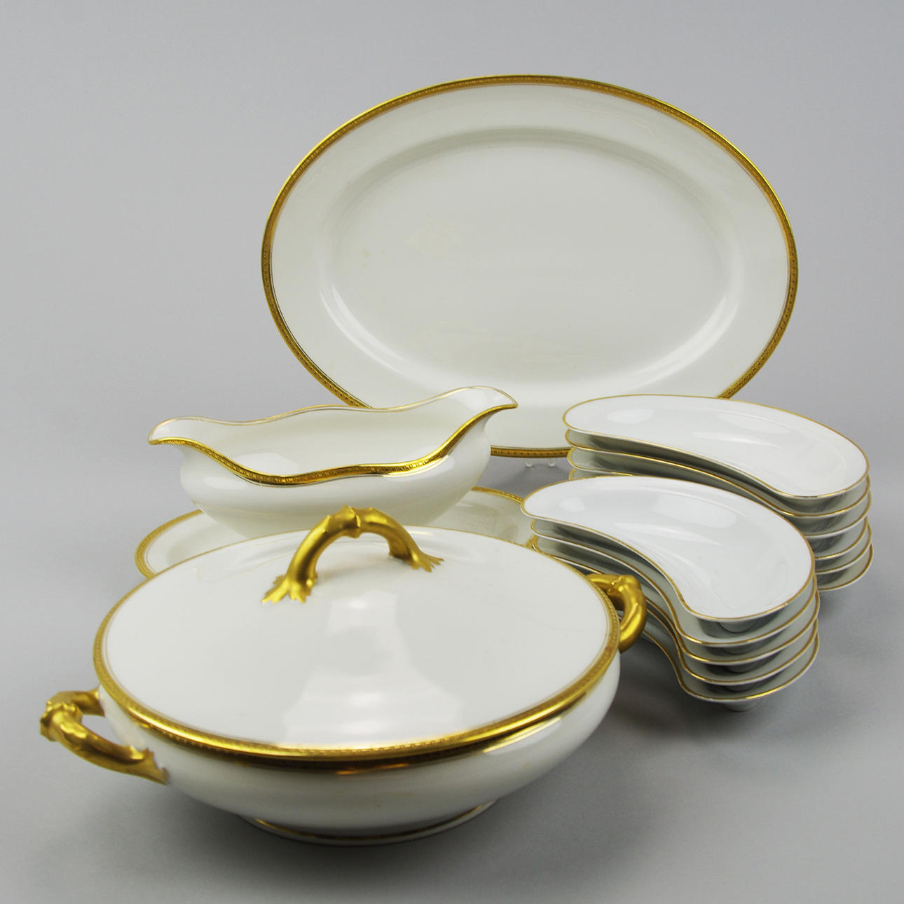 MATSERVISDELAR, porslin, Limoge, Frankrike.