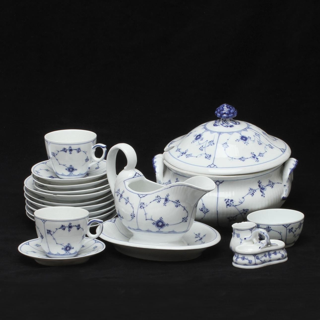 SERVISDELAR; 14 delar, porslin, "Mussemalet", Royal Copenhagen.