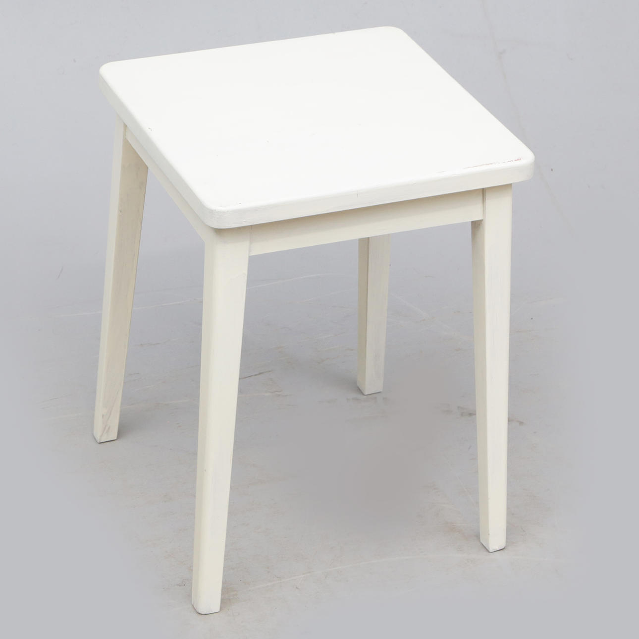 PALET, barnizado en blanco.