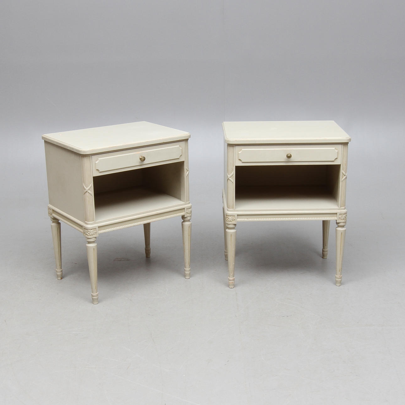 SÄNGBORD, ett par, gustaviansk stil, 1900-talets andra hälft.