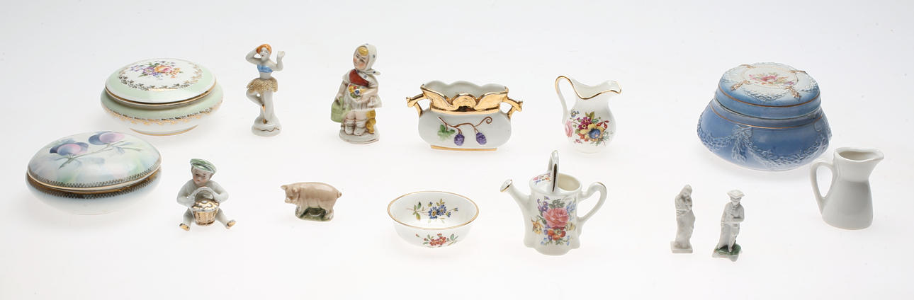 PORSLINSFÖREMÅL, 14 st, bland annat Limoges, Frankrike, 18/1900-tal.