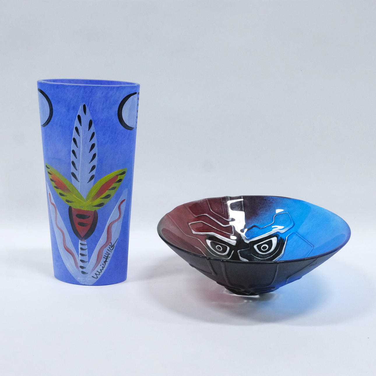 TO GLASGENSTANDE, VASE OG SKÅL.