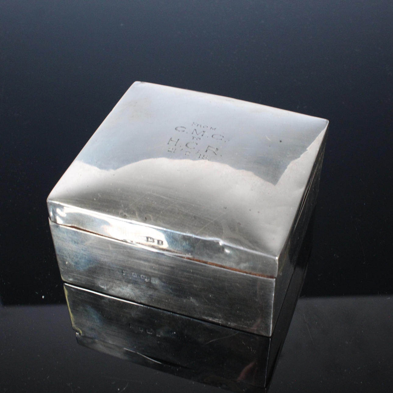 Caja inglesa de plata con incrustaciones de madera, sellada.