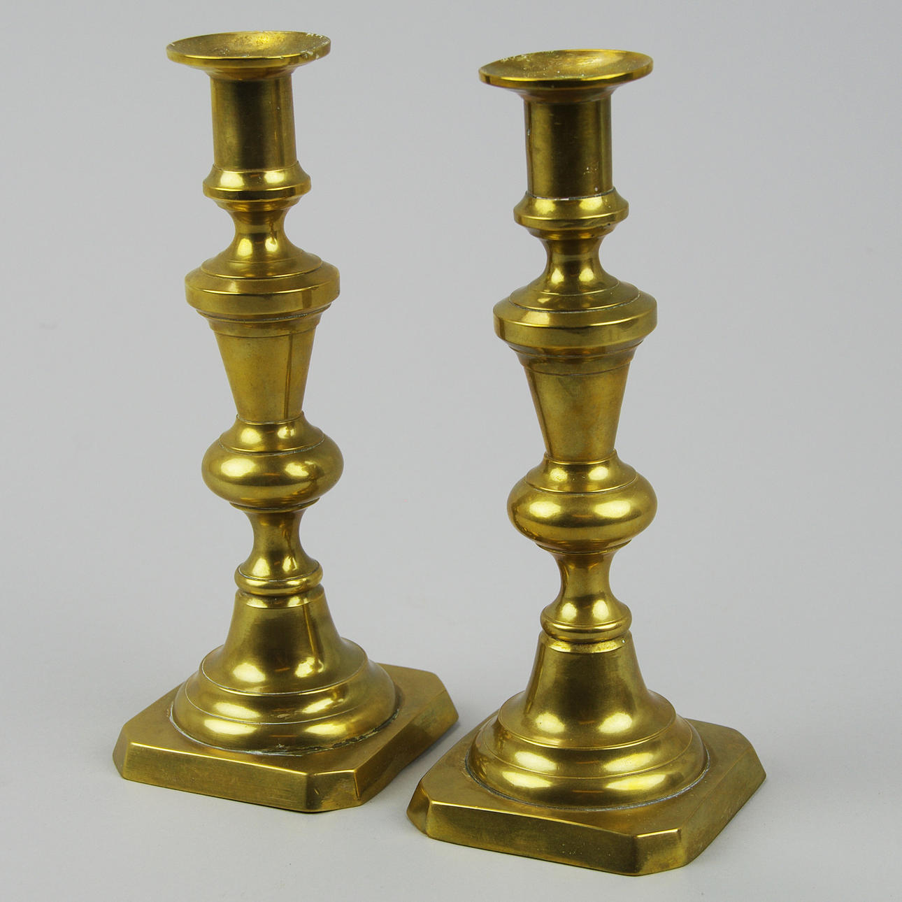 LJUSSTAKAR 1 par, mässing, sekelskiftet 1800/1900.