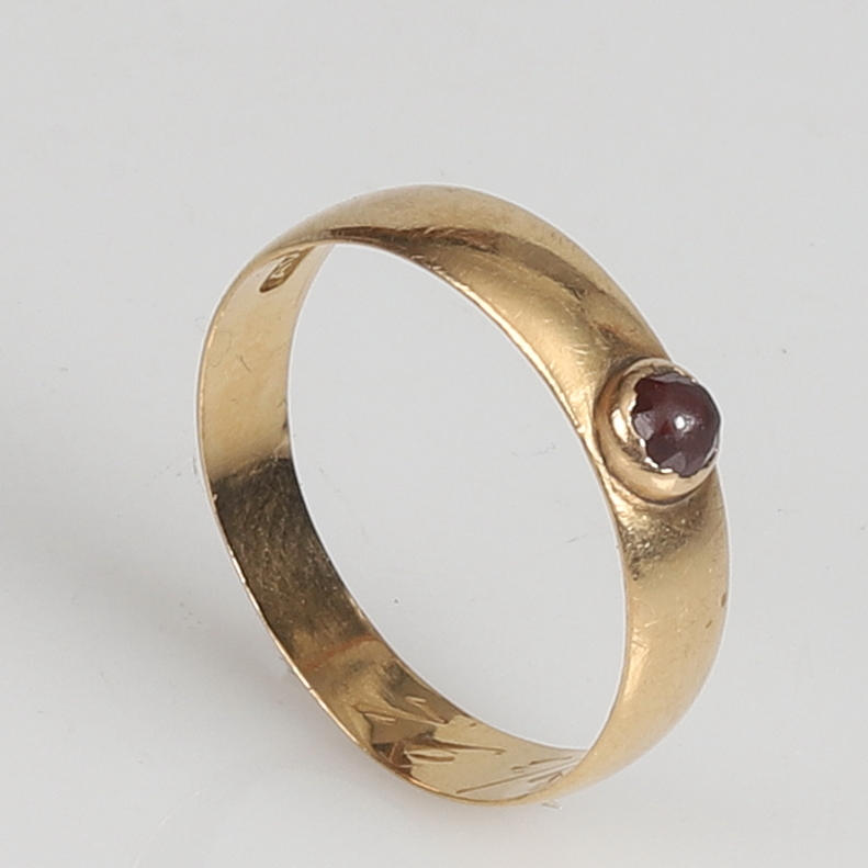 RING, 18K guld, röd sten.