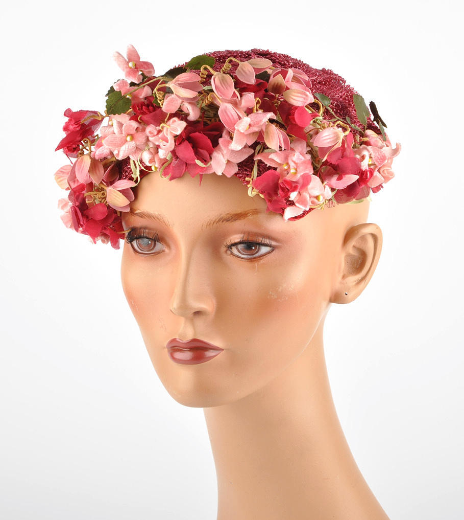 KOPFBEDECKUNG 5. damhatt huva, mössa. Dejtar runt 1950.