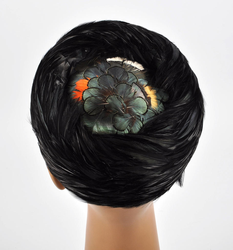 KOPFBEDECKUNG 7. damhatt fjäderhatt, motorhuv, mössa. 1930-tal, USA.