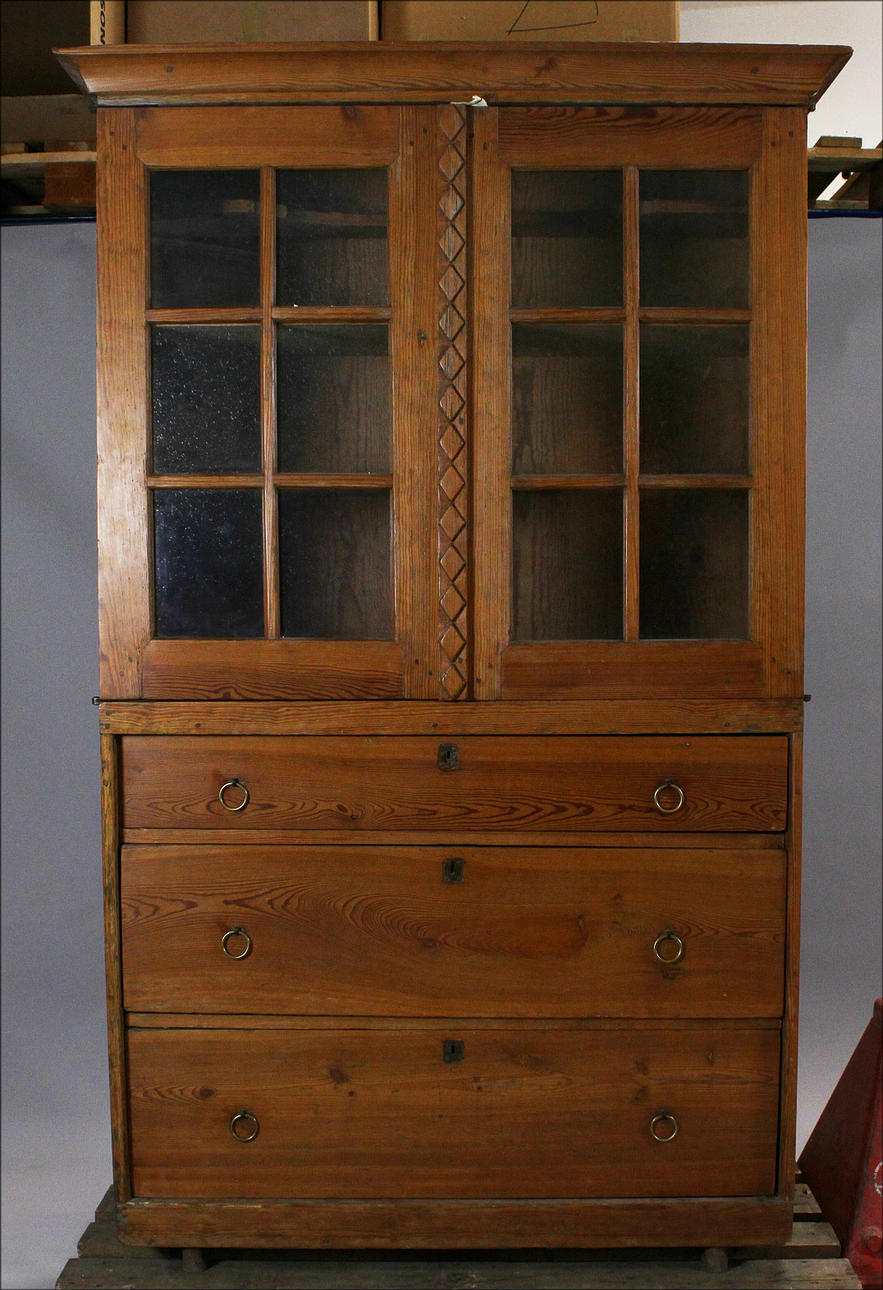 Skåp. Avlutat. Ca 1880-tal.