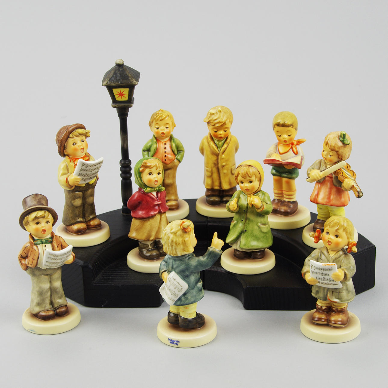 FIGURGRUPP, "Kör", 10 stycken Hummelfigurer med scen.