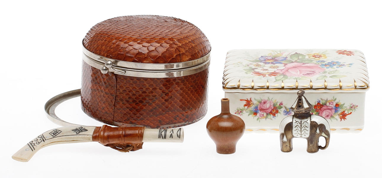 DIVERSE, 5 delar, KNIV, ben, MINIATYR, stengods, Höganäs, SMYCKESSKRIN, 2 st bl.a.Wedgwood, SALTKAR, silver och emalj.