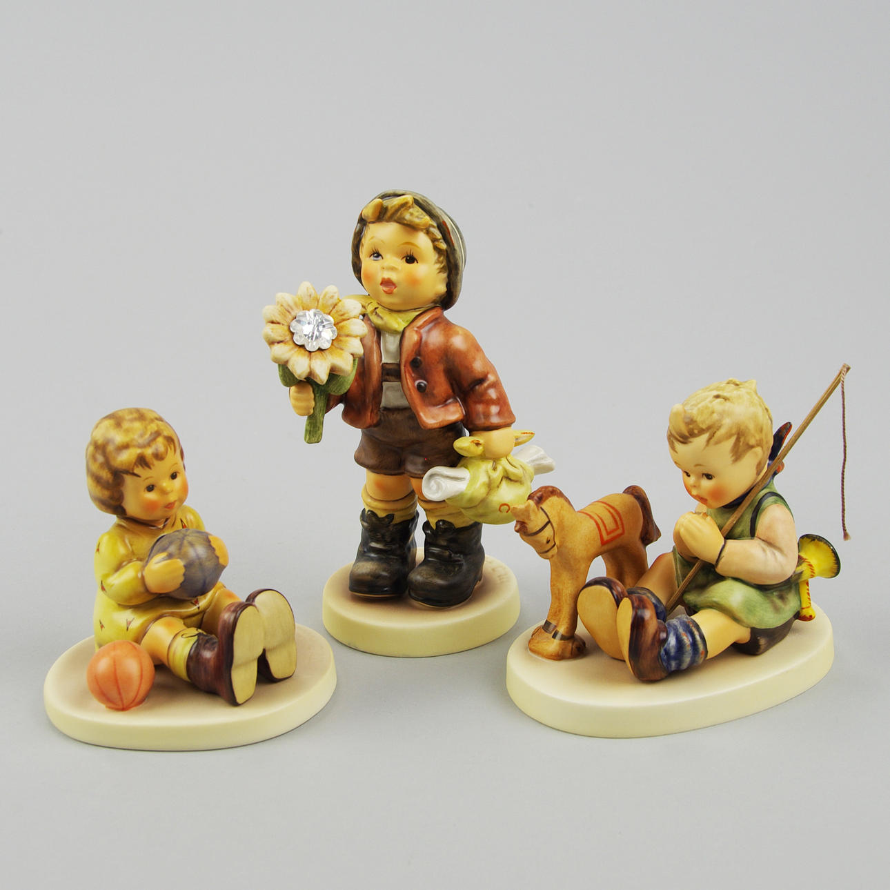 FIGURINER, porslin, 3 stycken Hummel.