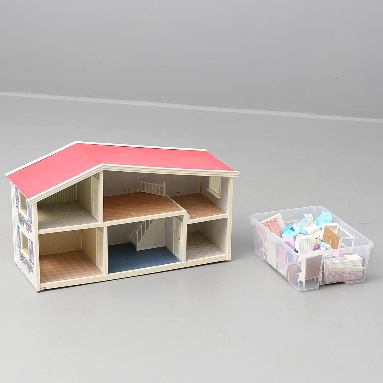 DOCKSKÅP, Lundby of Sweden, med inventarier.