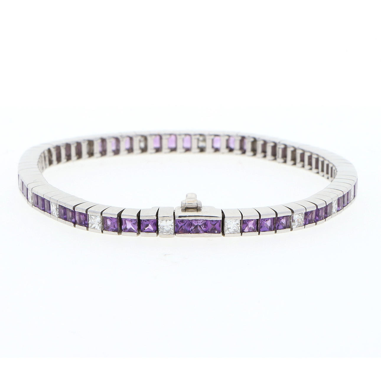 ARMBAND 750/- vitguld med 18 prinsesslipade diamanter.