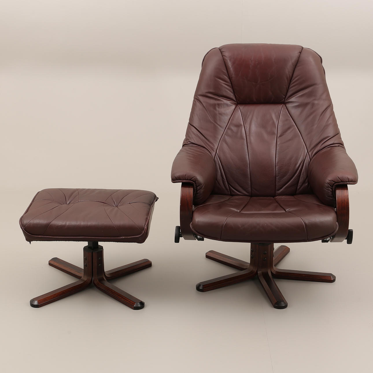 SKINNFÅTÖLJ MED PALL.