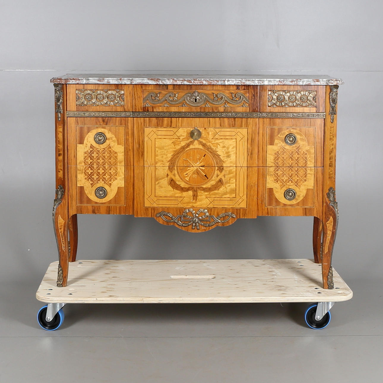 BYRÅ, Gustaviansk stil, så kallad Hauptkopia, trä med marmorskiva, 1900-tal.