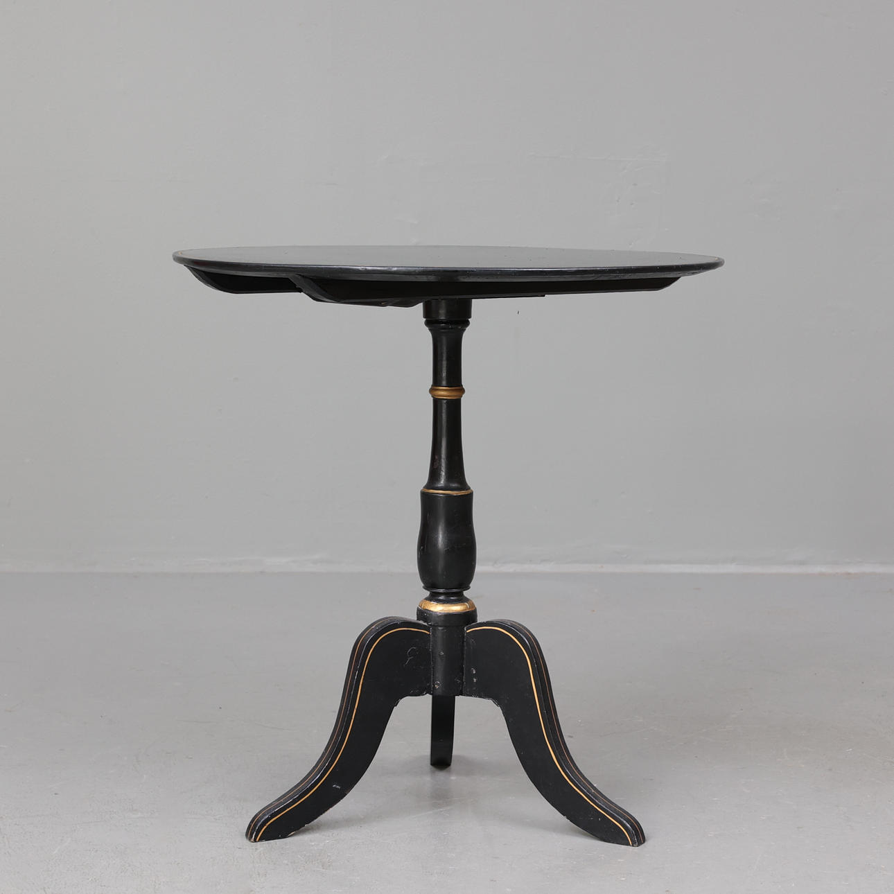 Taittopöytä, maalattua puuta, 1800-luku.