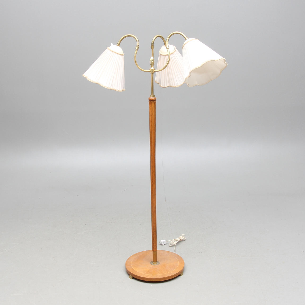 GOLVLAMPA; 3 armad, 1900-talets mitt.
