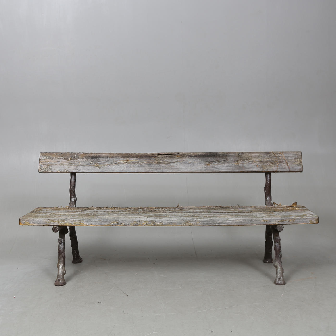 PUUTARHAPENKKI, valurautaiset päätyt.