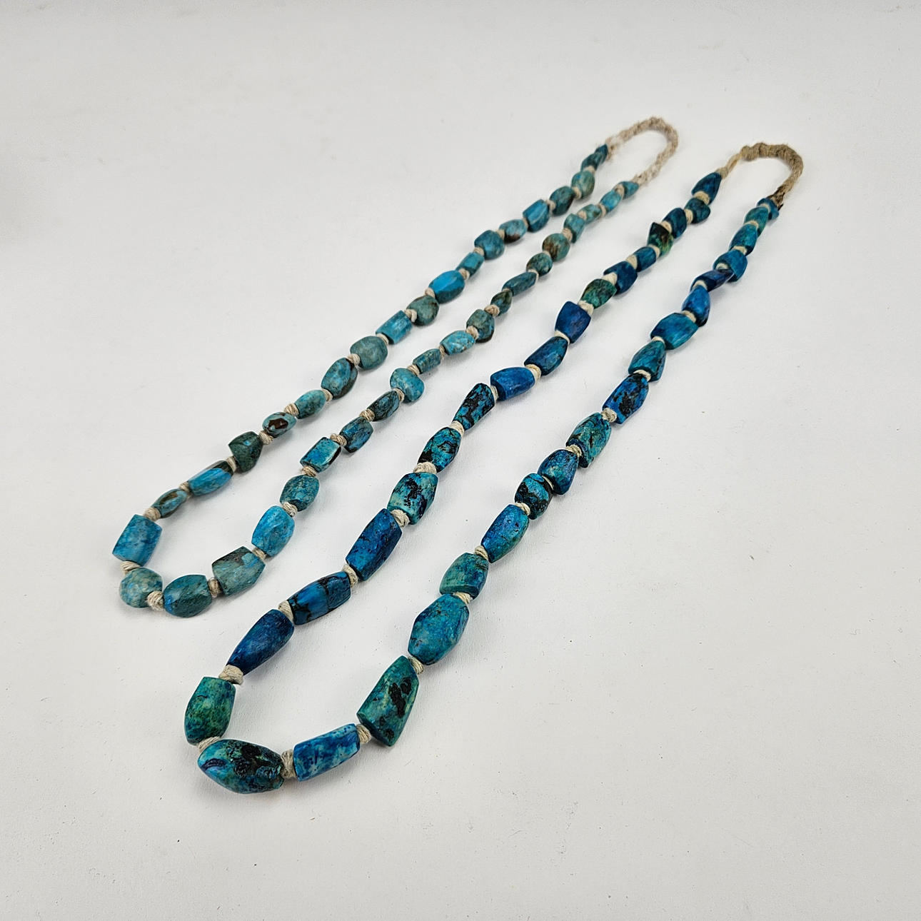 Dos collares de piedra, Bali, década de 1980.