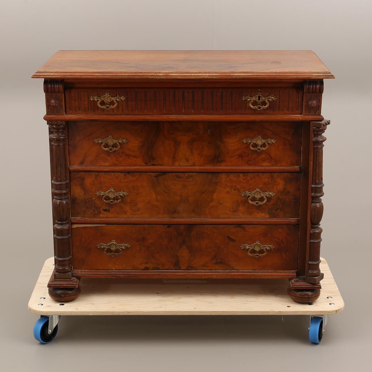 BYRÅ, nyrenässans, sent 1800-tal. Fanerad med valnöt och valnötsrot.