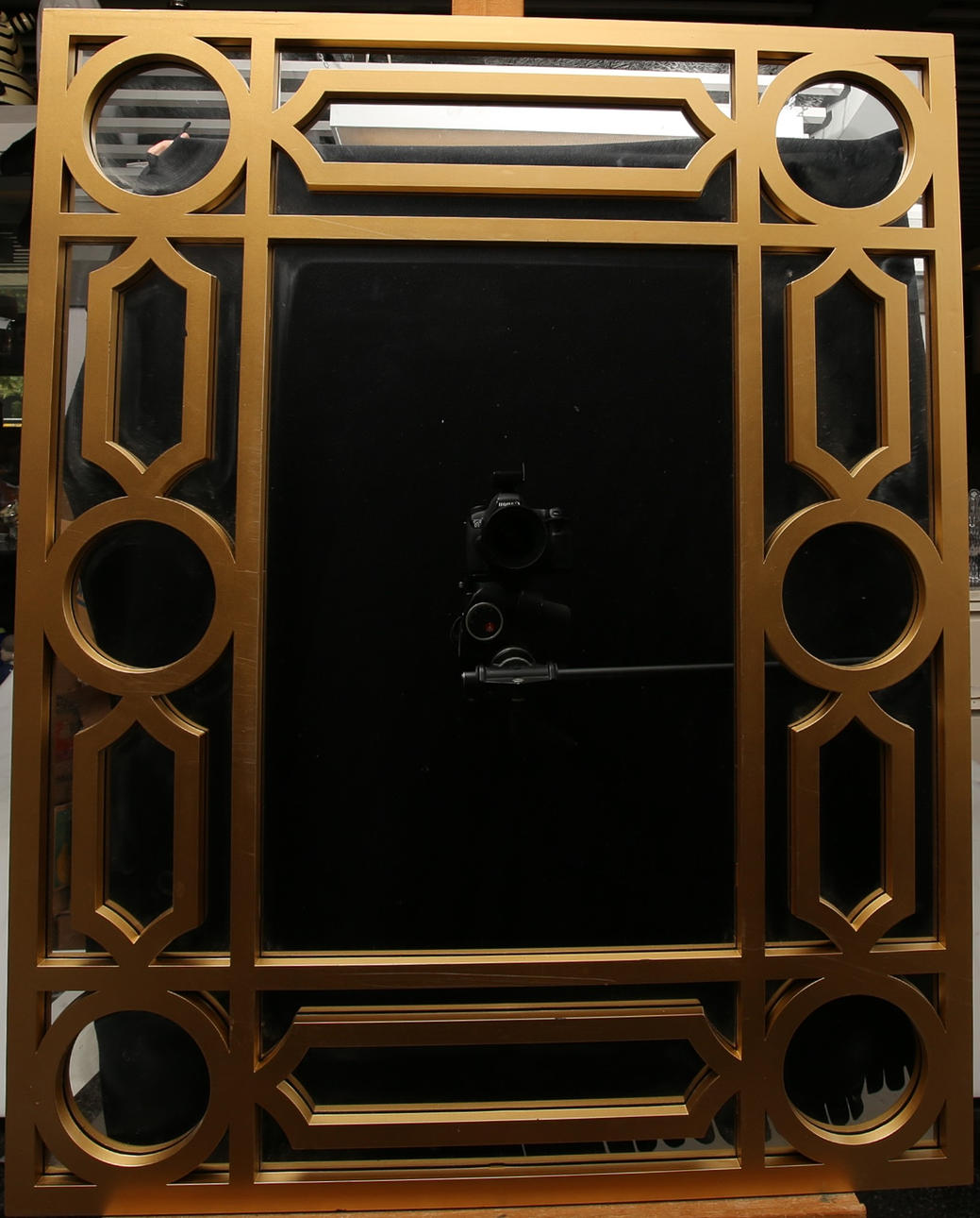 SPEGEL, guldfärgad plastram.